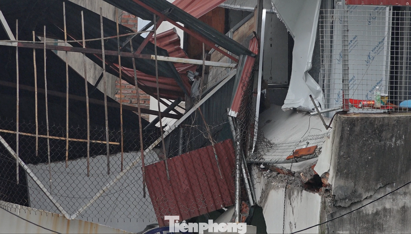 Hàng xóm của bà Thao là ông Nguyễn Văn Lý cũng bày tỏ sự xót xa tương tự. Đồng thời ông Lý mong muốn gia đình mình và các hộ dân bị sạt lở được chính quyền địa phương hỗ trợ, giúp đỡ để sớm có nơi ở tạm mới.