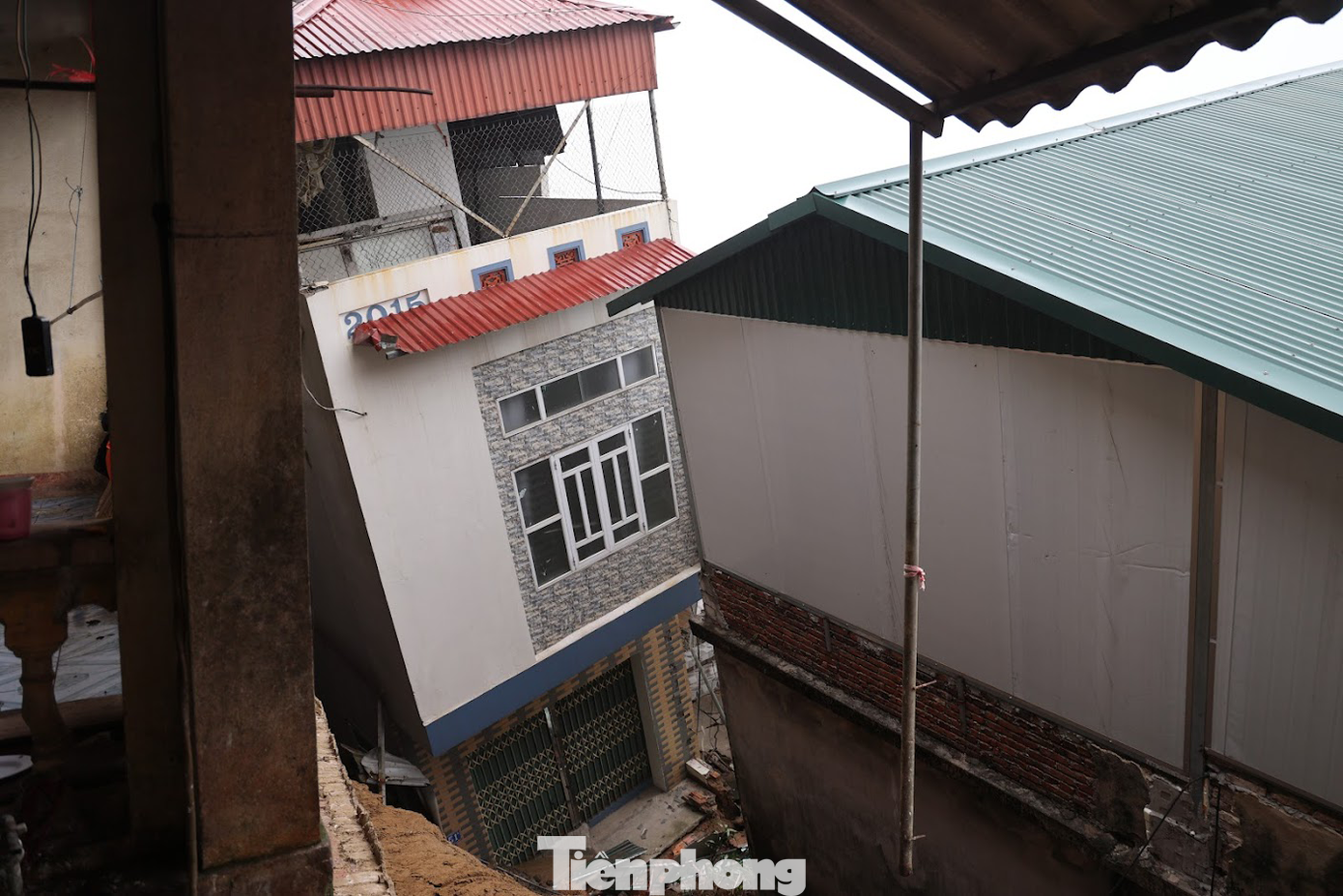 Theo tìm hiểu, cách đây đúng 1 tháng, khu vực sạt lở vừa nêu đã xảy ra sự cố sạt lở bờ sông, tạo thành các vết nứt rộng sát với tường nhà dân, gây nguy cơ ảnh hưởng trực tiếp đến nhiều hộ dân khu dân cư Vạn Phúc.