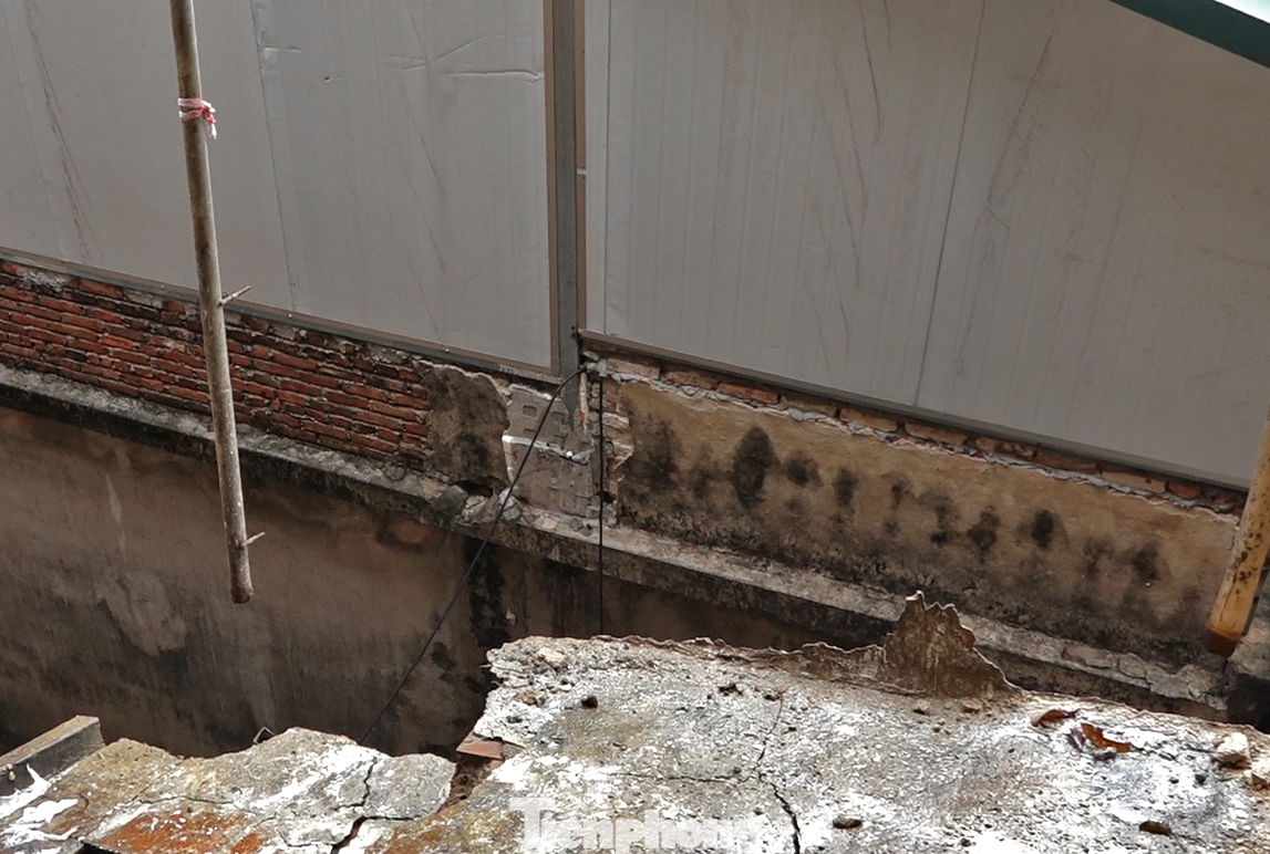 Toàn bộ phần nền đất của các ngôi nhà đang ngày càng nứt vỡ và sụt lún nghiêm trọng.