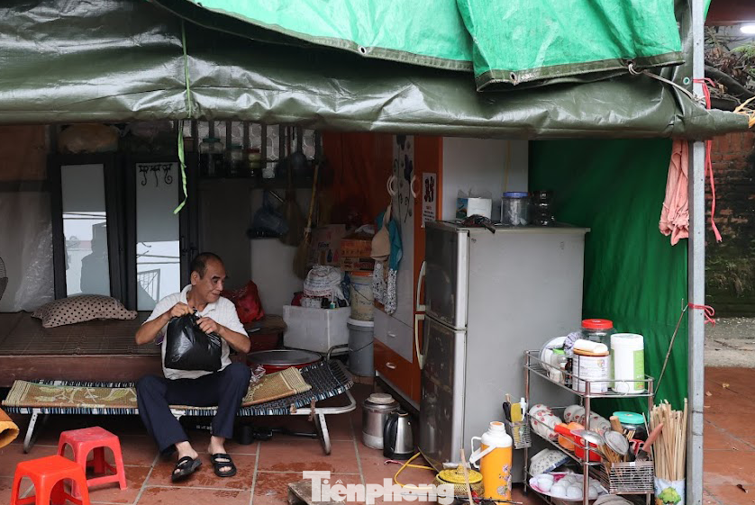 Hàng xóm của bà Thao là ông Nguyễn Văn Lý cũng bày tỏ sự xót xa tương tự. Đồng thời ông Lý mong muốn gia đình mình và các hộ dân bị sạt lở được chính quyền địa phương hỗ trợ, giúp đỡ để sớm có nơi ở tạm mới.