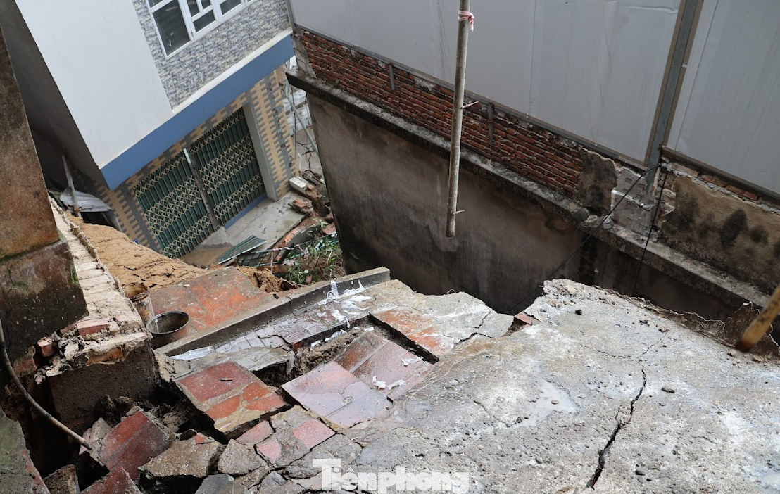 Toàn bộ phần nền đất của các ngôi nhà đang ngày càng nứt vỡ và sụt lún nghiêm trọng.