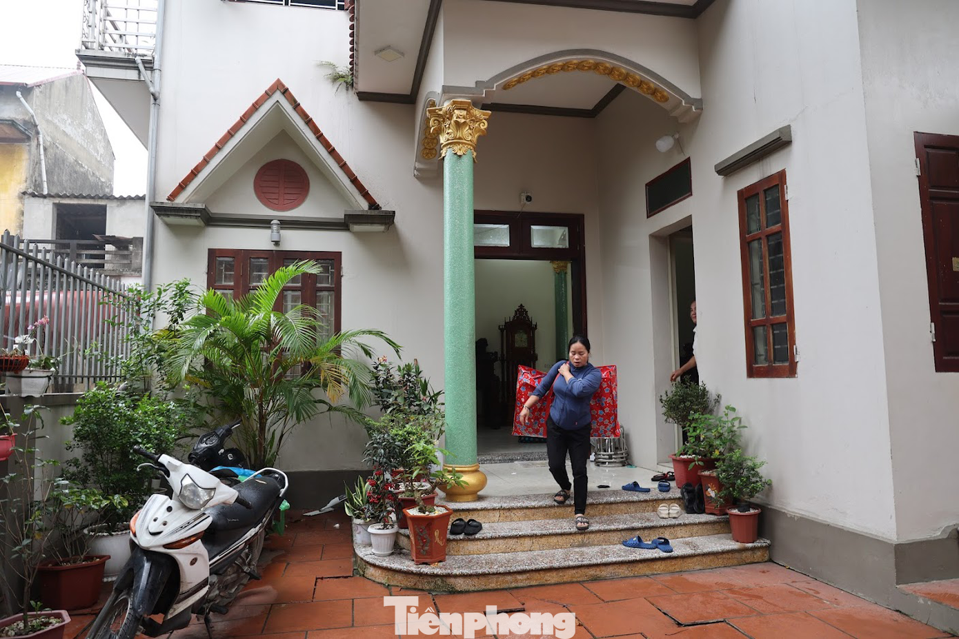 Liên quan đến tình trạng sạt lở bên sông Cầu thuộc khu dân cư Vạn Phúc, (phường Vạn An, TP Bắc Ninh), trong ngày 8/4, các chủ hộ của những căn nhà bị sạt lở được chính quyền địa phương cấp tập di tản để đảm bảo an toàn.