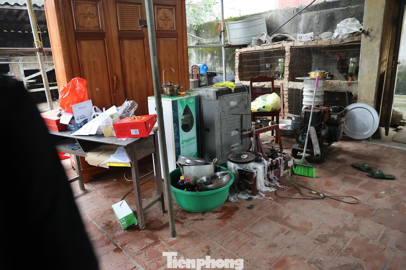 Cũng theo vị Phó Chủ tịch UBND phường Vạn An, ngoài việc sắp xếp chỗ ở tạm cho các hộ dân thì UBND phường Vạn An đã đề nghị Mặt trận Tổ quốc, các đoàn thể của phường, khu phố, các ban hành giáo, giáo xứ Việt Đức hỗ trợ một phần kinh phí và cơ sở vật chất để ổn định đời sống sinh hoạt trước mắt của người dân.