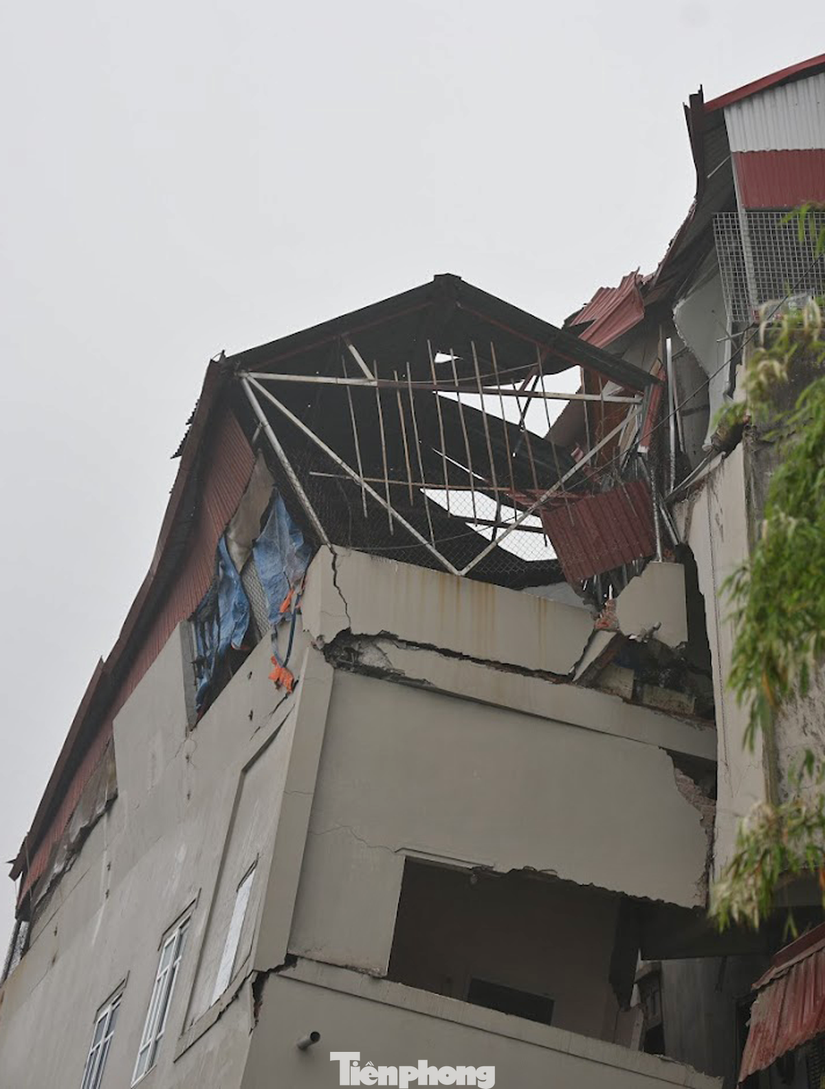 Qua quan sát, có 3 ngôi nhà 2 tầng phía rìa sông đổ nghiêng về phía những ngôi nhà còn. Trong đó, có 2 ngôi nhà đổ sập vào nhau khiến hai công trình này nứt vỡ nghiêm trọng.