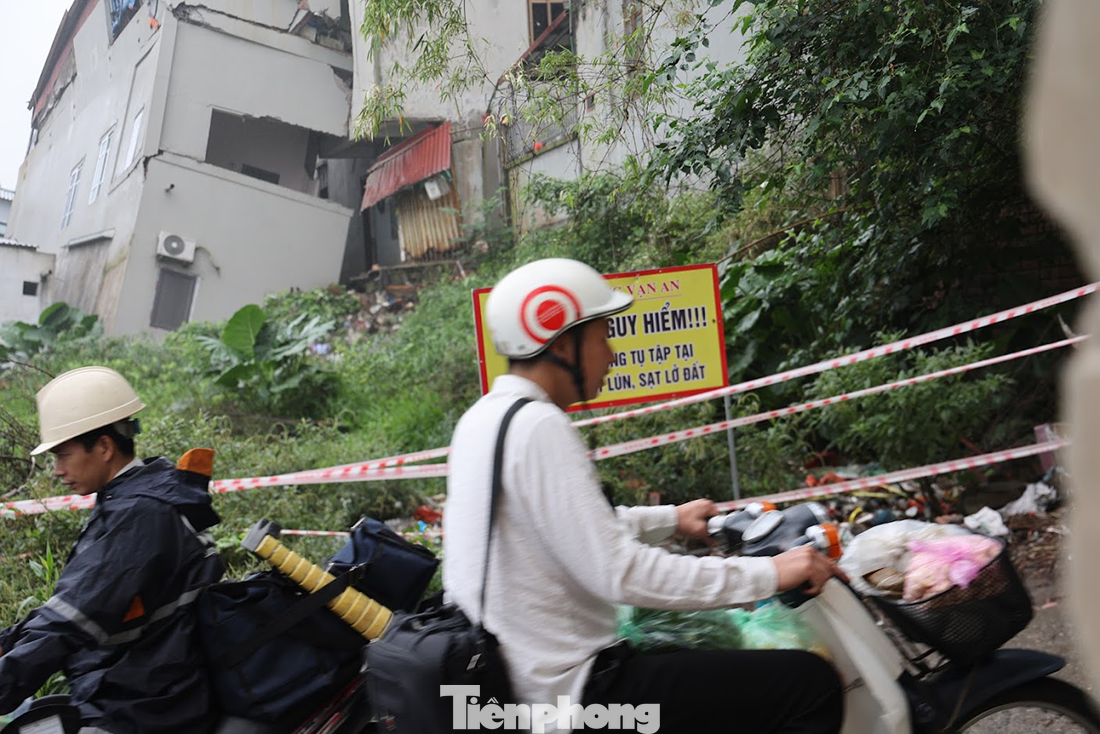 Phía bên ngoài các ngôi nhà, lực lượng chức năng phường Vạn An treo biển cảnh báo nguy hiểm, yêu cầu người dân không tụ tập tại khu vực bị sụt lún, sạt lở đất.