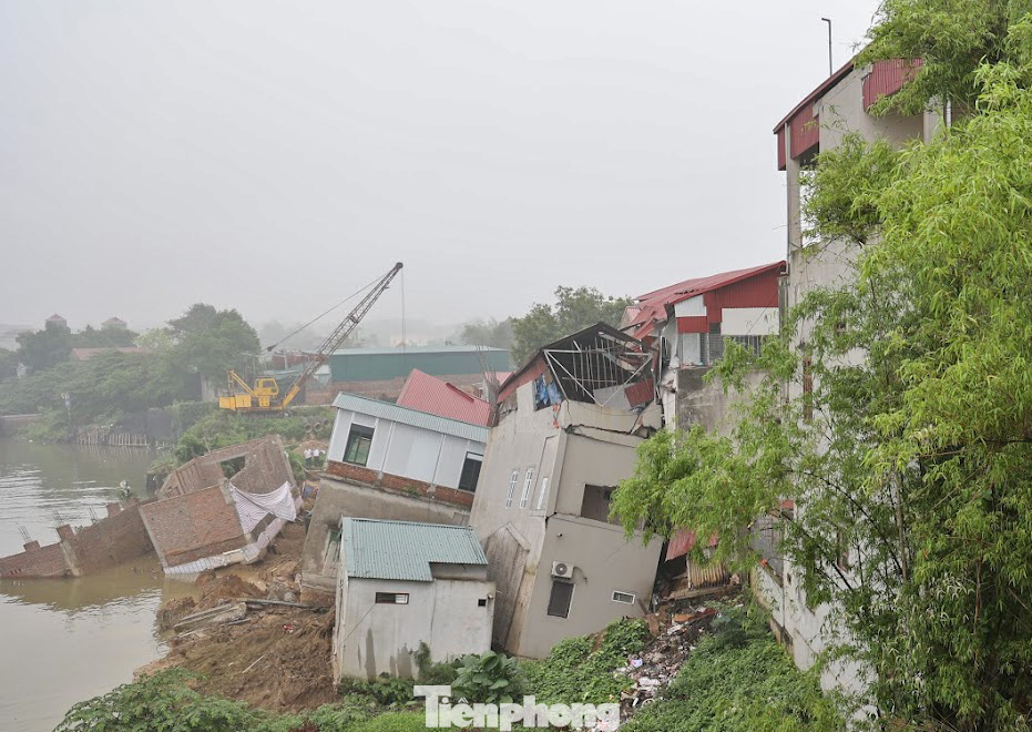 Liên quan đến tình trạng sạt lở bên sông Cầu thuộc khu dân cư Vạn Phúc, (phường Vạn An, TP Bắc Ninh), trong ngày 8/4, các chủ hộ của những căn nhà bị sạt lở được chính quyền địa phương cấp tập di tản để đảm bảo an toàn.