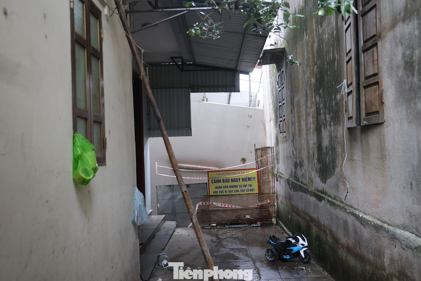 Ngay sau đó, UBND tỉnh Bắc Ninh đã ban hành quyết định công bố tình huống khẩn cấp sự cố về đê điều và lệnh xây dựng công trình khẩn cấp để ngăn chặn tình trạng sạt lở bờ sông trên đê hữu Cầu, phường Vạn An.