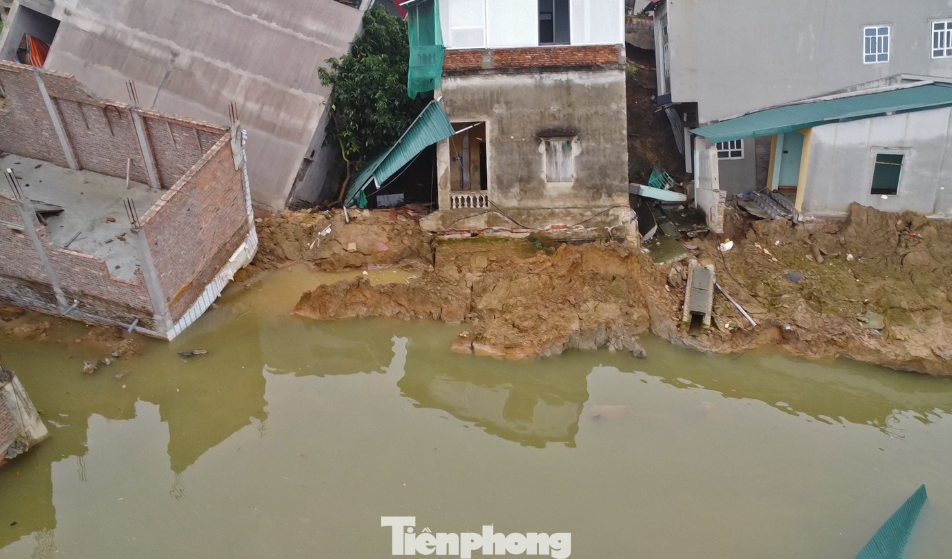 Ông Đặng Thanh Ngân, Phó Chủ tịch phường Vạn An cho biết, hiện tượng sạt lở xuất hiện từ đầu tháng 3, rồi ngày14/3 thì một căn nhà hoàn toàn bị sụt lún. Đến đêm 7/4 thì 6 ngôi nhà và 2 công trình của 7 hộ dân tiếp tục rơi vào tình trạng sụt lún nghiêm trọng. (Ảnh trái chụp từ giữa tháng 3/2024 và ảnh phải là hiện tại).