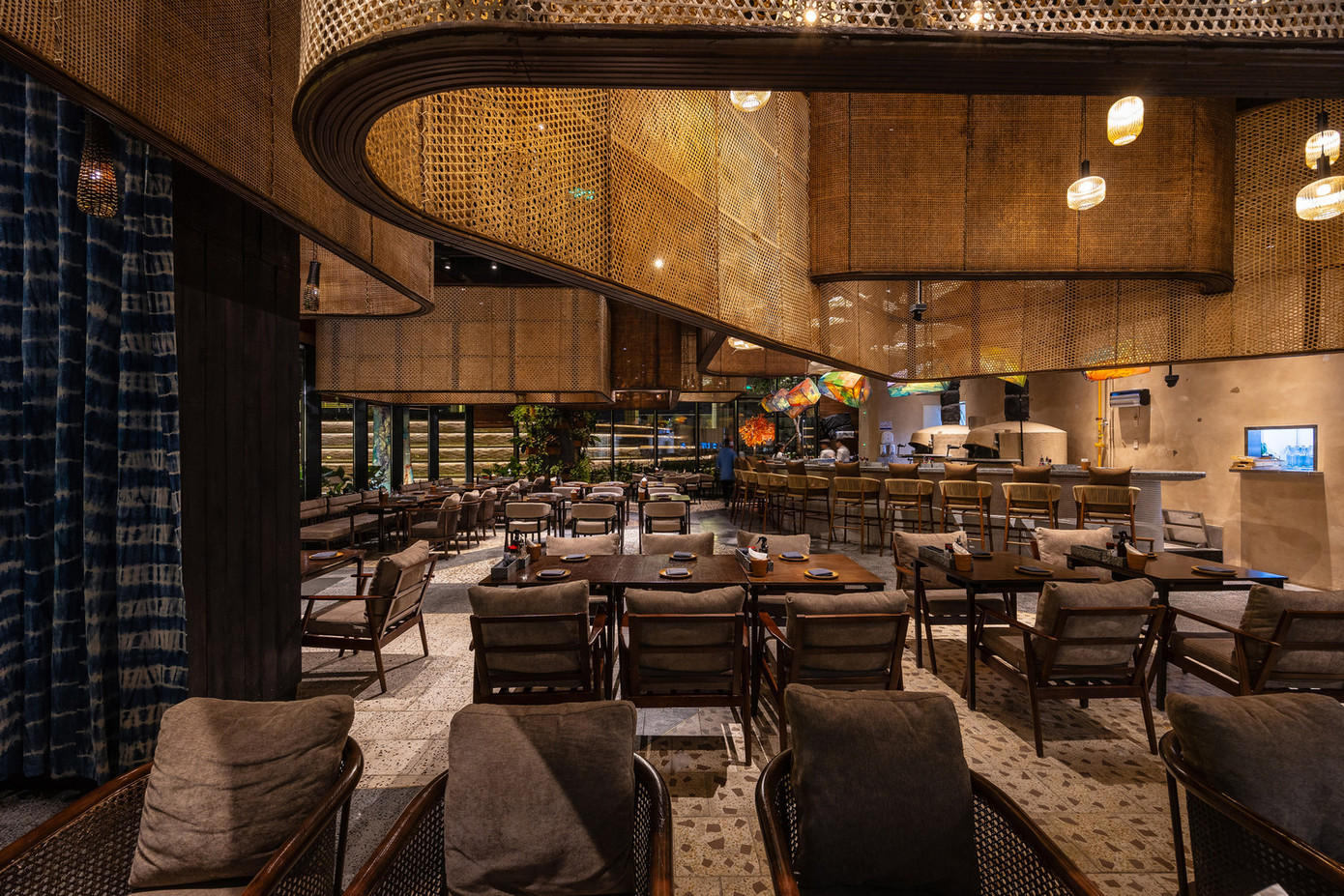 Dự án nhà hàng này là một ví dụ thuyết phục về cách thiết kế kiến trúc, không chỉ đáp ứng các yêu cầu về chức năng mà còn thu hút các giác quan. Dự án nhằm tôn vinh văn hóa địa phương và thúc đẩy tính bền vững, nhất là trong bối cảnh đô thị đang phát triển nhanh chóng hiện nay.