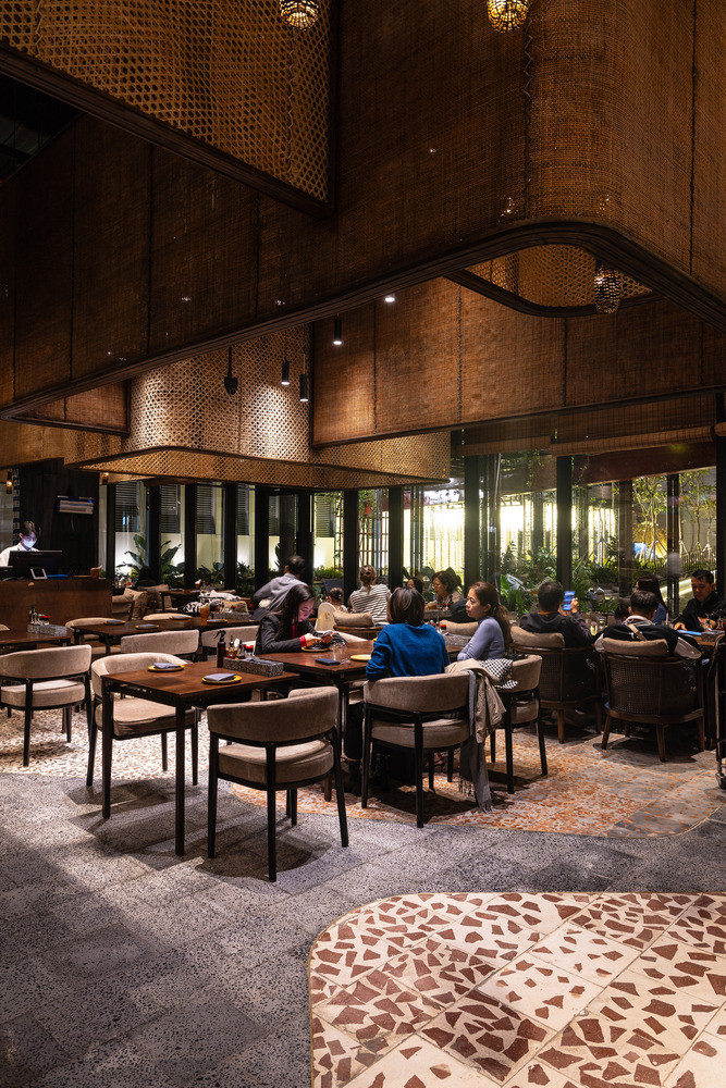 Bề mặt sàn được xây dựng bằng cách kết hợp nhiều vật liệu tái chế khác nhau từ chất thải xây dựng, chẳng hạn như gạch vụn và gạch đất nung vỡ.