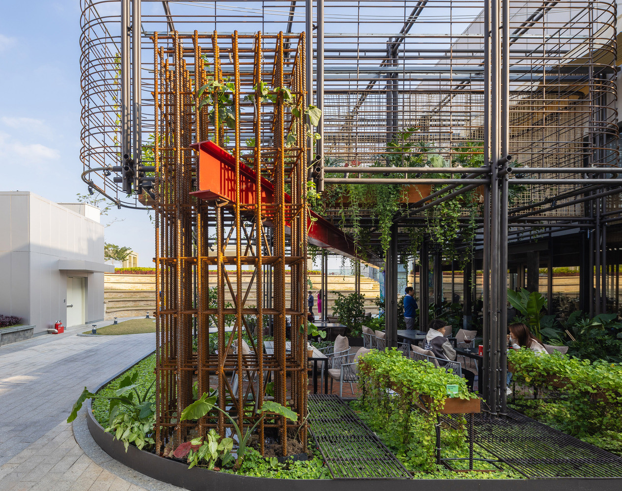 Thiết kế ưu tiên tính bền vững bằng cách tái sử dụng vật liệu từ rác thải xây dựng.