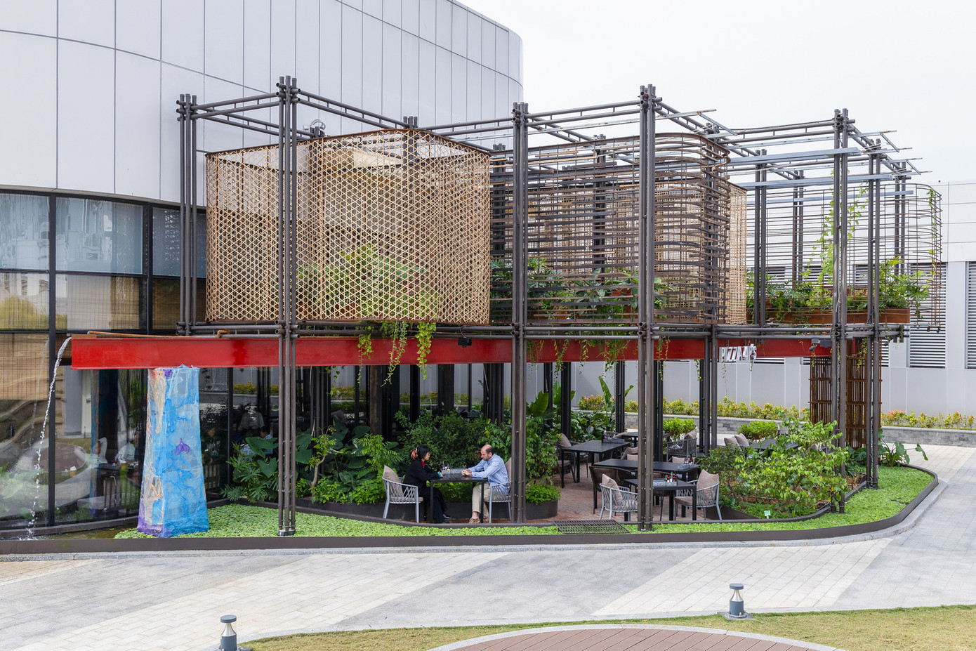 Đây là một nhà hàng đặc biệt nằm ở Tây Hồ (Hà Nội), dự án kết hợp các vật liệu mây, tre và tái chế. Dự án nhằm tôn vinh các kỹ năng thủ công truyền thống, đồng thời điều chỉnh chúng cho phù hợp với thị hiếu đương đại.