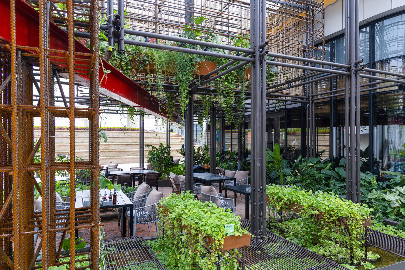 Gỗ và thép tái chế cũng được sử dụng để làm khung trần và tường. Cách tiếp cận này không chỉ làm giảm tác động đến môi trường mà còn mang lại cho không gian cảm giác chân thực và tháo vát.