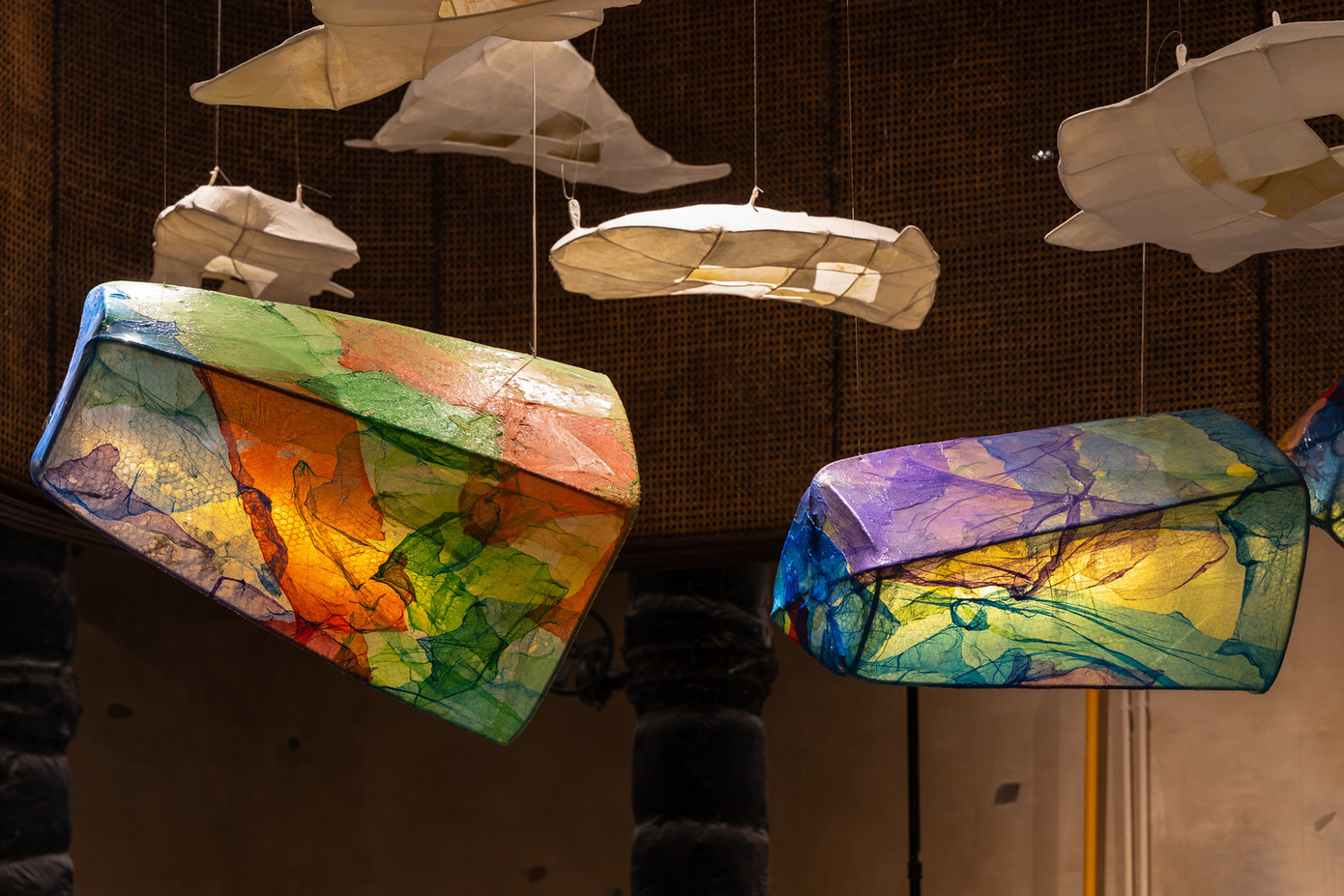 Túi nhựa và giấy dó được sử dụng để tạo nên các tác phẩm nghệ thuật, trang trí cho không gian.