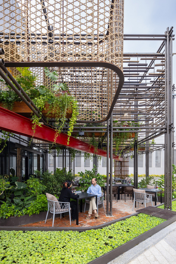 Ranh giới của không gian bên ngoài được xác định bởi mặt nước và hệ thống aquaponic, cung cấp dinh dưỡng cho cả cây trồng ngoài trời và trong nhà, cũng như các loại rau dùng cho nhà hàng.