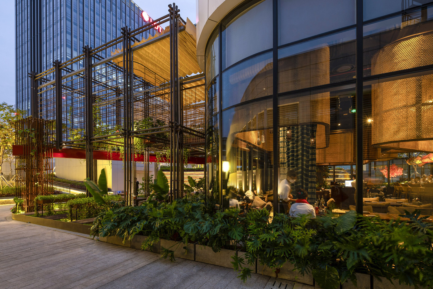 Gỗ và thép tái chế cũng được sử dụng để làm khung trần và tường. Cách tiếp cận này không chỉ làm giảm tác động đến môi trường mà còn mang lại cho không gian cảm giác chân thực và tháo vát.