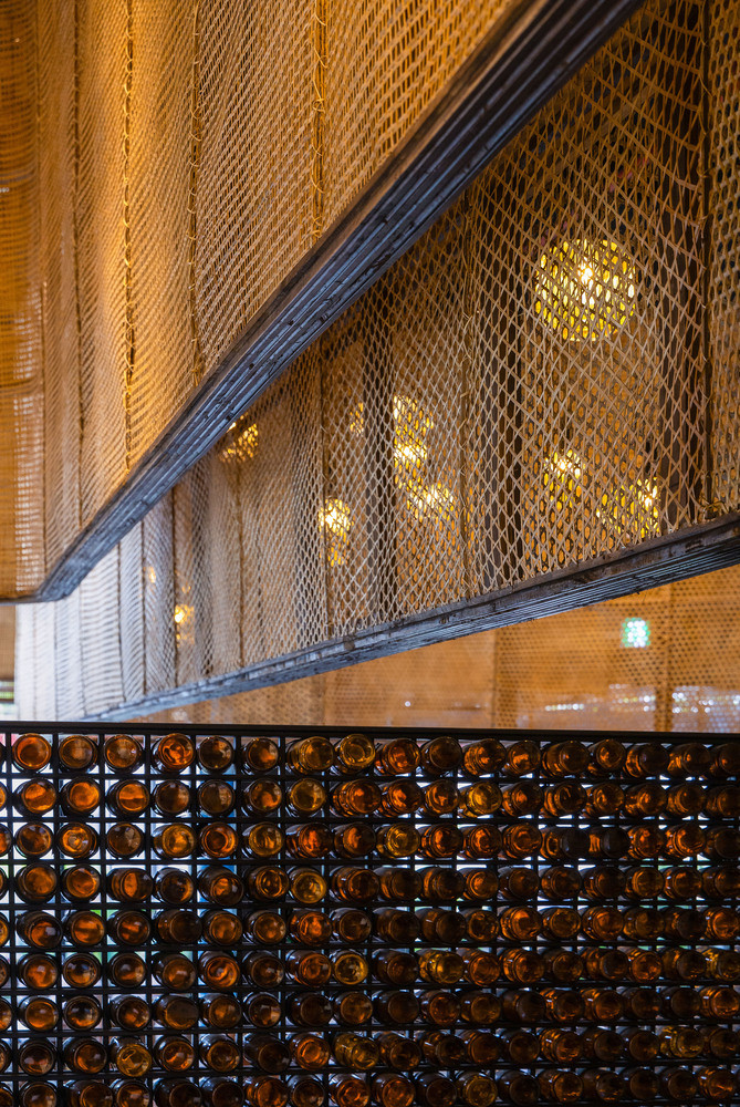 Các bức tường và vách ngăn được tạo nên từ chai thủy tinh cũ của nhà hàng.