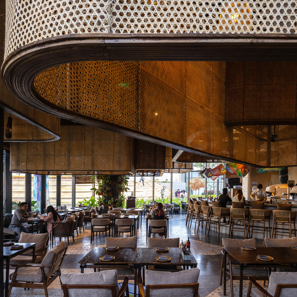 Dự án nhà hàng này là một ví dụ thuyết phục về cách thiết kế kiến trúc, không chỉ đáp ứng các yêu cầu về chức năng mà còn thu hút các giác quan. Dự án nhằm tôn vinh văn hóa địa phương và thúc đẩy tính bền vững, nhất là trong bối cảnh đô thị đang phát triển nhanh chóng hiện nay.