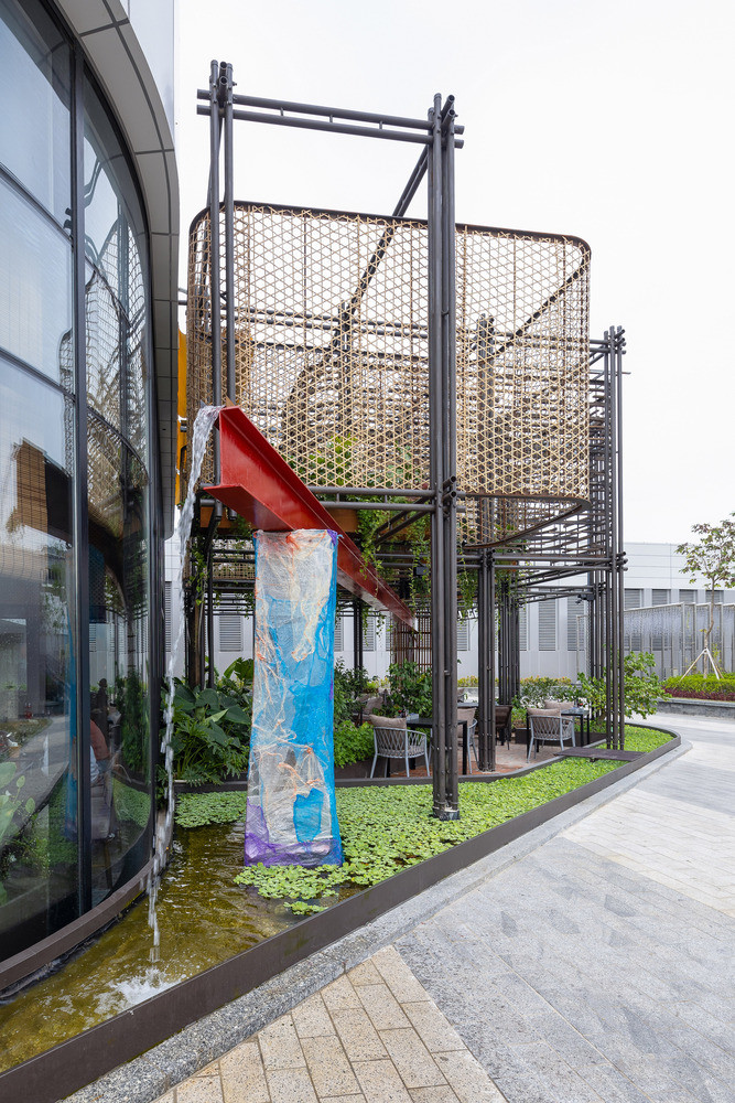 Bề mặt sàn được xây dựng bằng cách kết hợp nhiều vật liệu tái chế khác nhau từ chất thải xây dựng, chẳng hạn như gạch vụn và gạch đất nung vỡ.