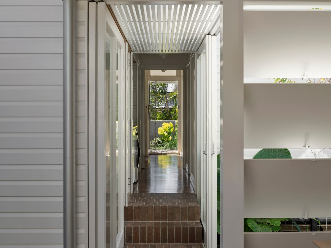 Để ngôi nhà luôn tràn ngập ánh sáng, các cửa đều được làm bằng kính trong suốt kết hợp với trần nhà ốp gỗ và sàn gạch bóng để đạt hiệu ứng về ánh sáng tốt nhất. Để ngôi nhà luôn tràn ngập ánh sáng, các cửa đều được làm bằng kính trong suốt kết hợp với trần nhà ốp gỗ và sàn gạch bóng để đạt hiệu ứng về ánh sáng tốt nhất.