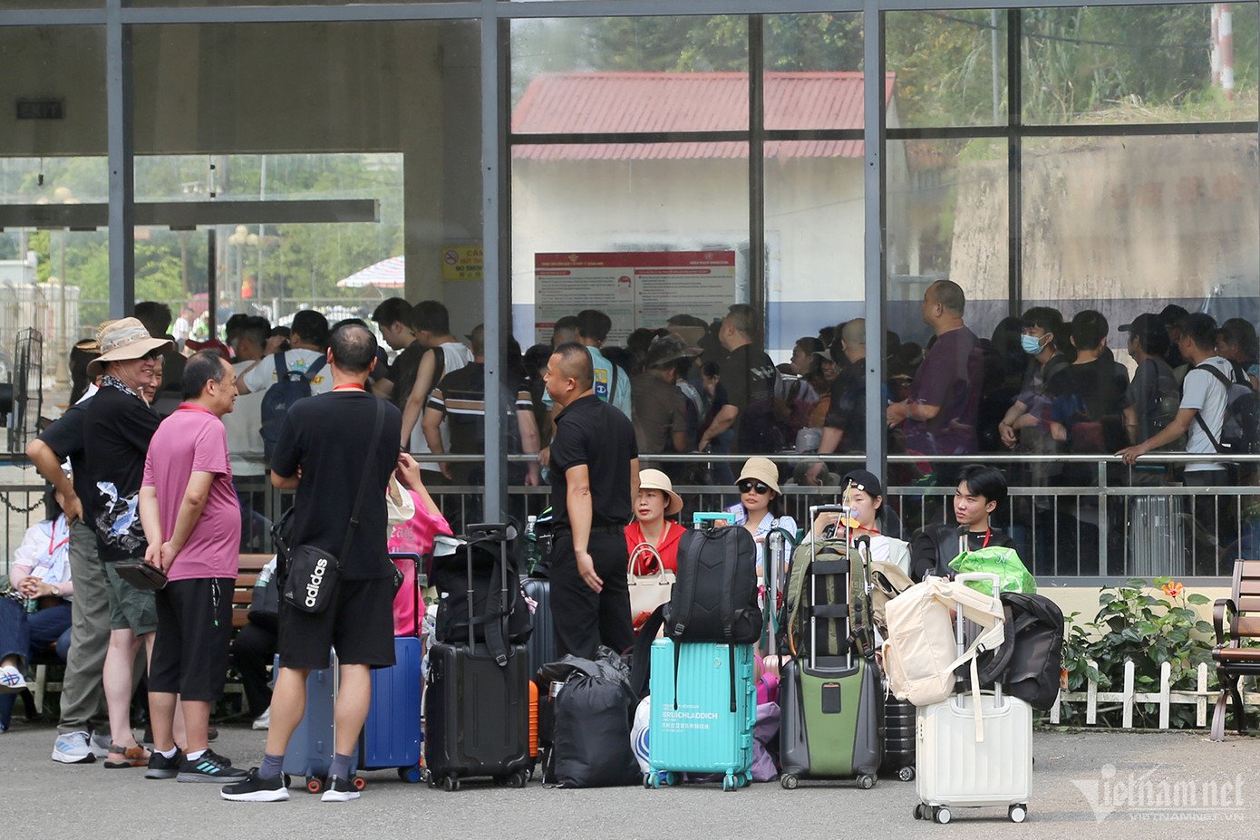 Hiện tại, mỗi ngày Cửa khẩu quốc tế Móng Cái chỉ làm thủ tục cho khoảng 500 du khách Trung Quốc.