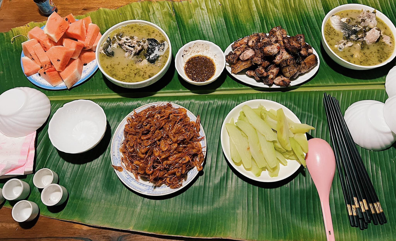 Bữa ăn nhiều món đặc sản dân dã của Tủa Chùa hấp dẫn thực khách như rượu Mông Pê, thịt lợn bản nướng, cá sông Đà,... (Ảnh: Minh Trương) Bữa ăn nhiều món đặc sản dân dã của Tủa Chùa hấp dẫn thực khách như rượu Mông Pê, thịt lợn bản nướng, cá sông Đà,... (Ảnh: Minh Trương)