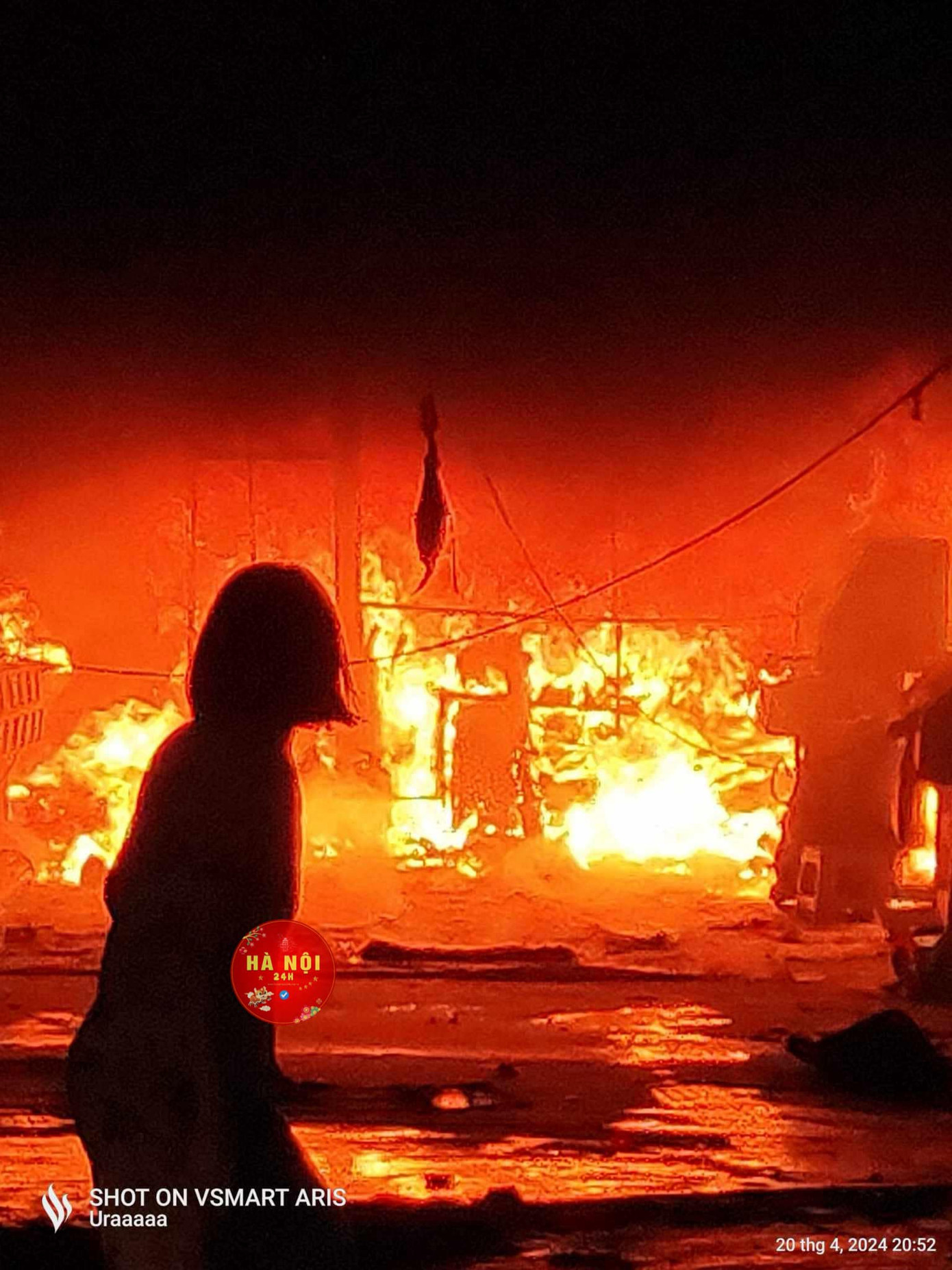 Ngay lập tức, một ngọn lửa lớn đã bốc lên khiến nhiều người dân hoang mang bỏ chạy. (Ảnh: Facebook Hà Nội 24H)