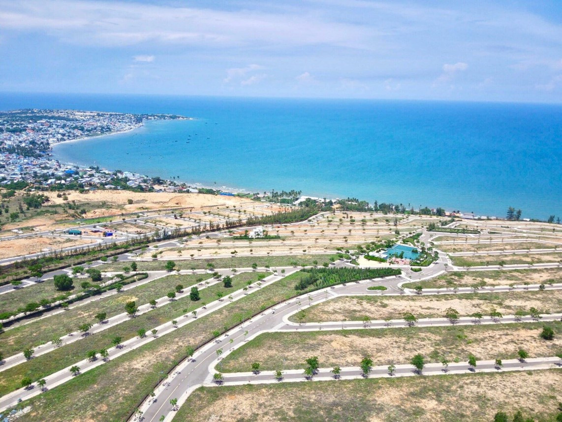 Hàng trăm nhà đầu tư mua đất dự án Sentosa Mũi Né (TP Phan Thiết) gửi đơn kêu cứu khắp nơi vì diện tích mua là đất ở đô thị lâu dài bỗng bị chuyển thành đất thương mại dịch vụ. Hàng trăm nhà đầu tư mua đất dự án Sentosa Mũi Né (TP Phan Thiết) gửi đơn kêu cứu khắp nơi vì diện tích mua là đất ở đô thị lâu dài bỗng bị chuyển thành đất thương mại dịch vụ.