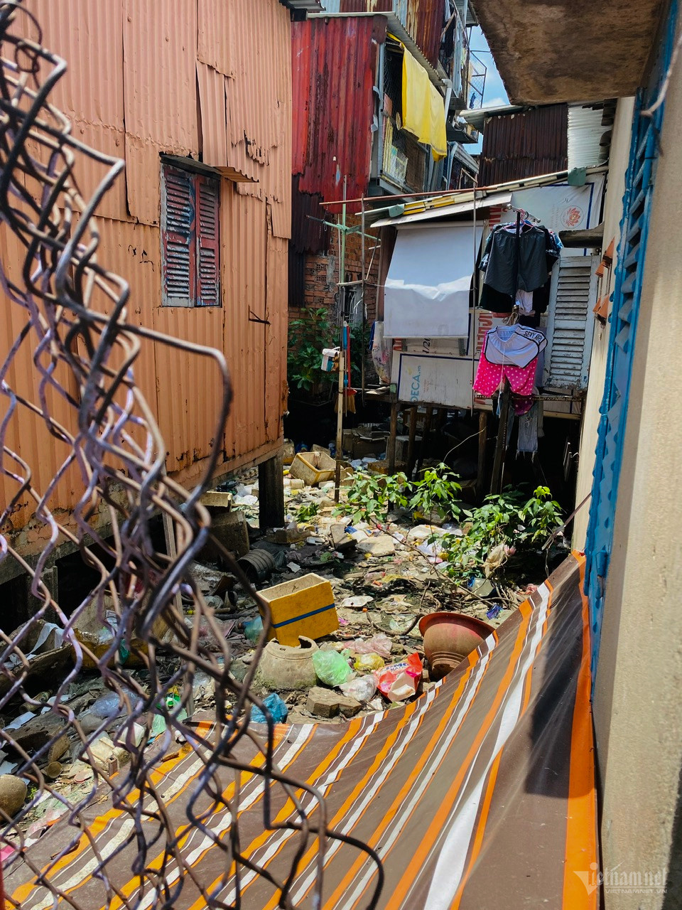 Có mặt tại đây, nhiều người dễ dàng cảm thấy không gian chật chội, ẩm thấp, mùi hôi bốc lên khắp nơi.