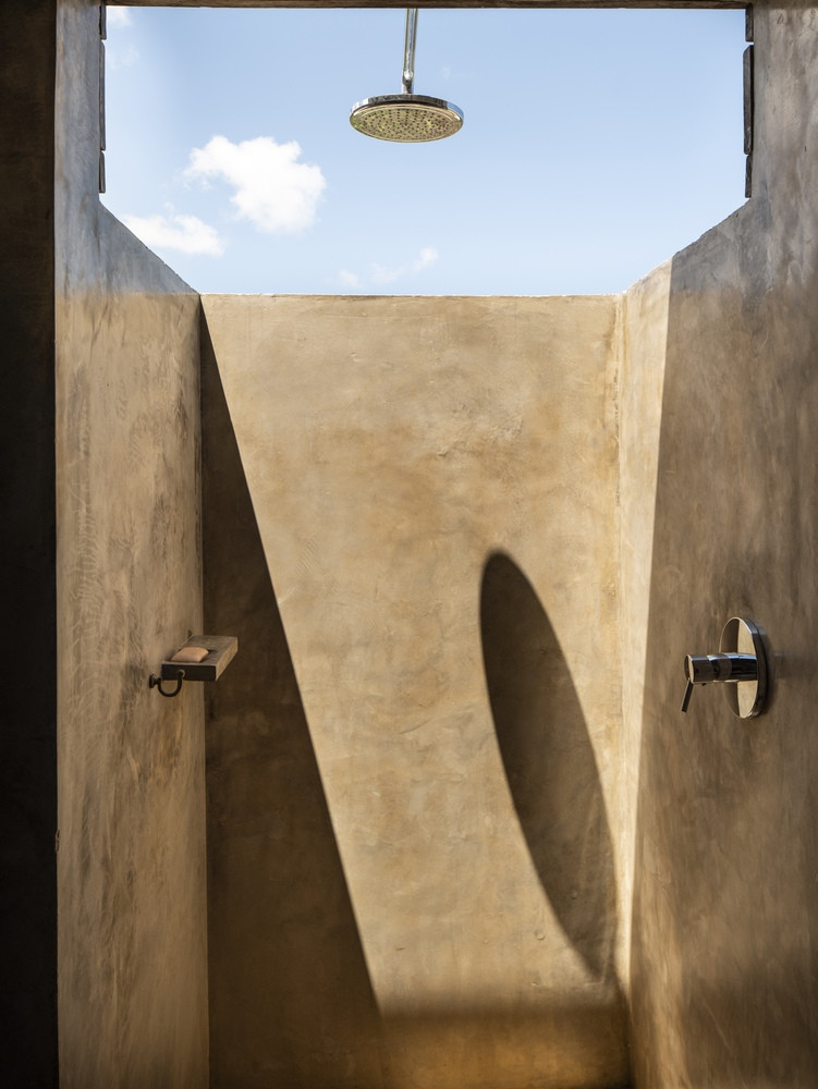 Trần và sàn là bê tông đúc tại chỗ.