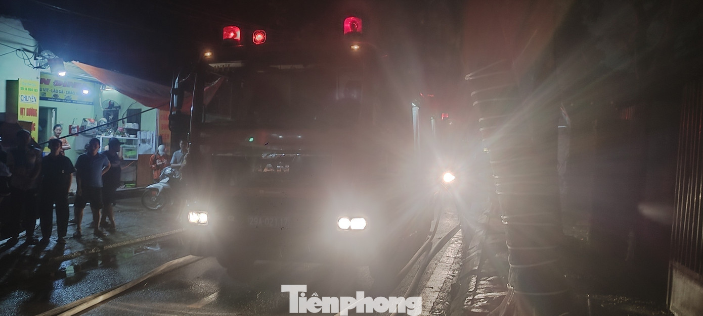 Hiện, lực lượng chức năng vẫn đang tiến hành công tác kiểm tra, xác minh nguyên nhân vụ hỏa hoạn.