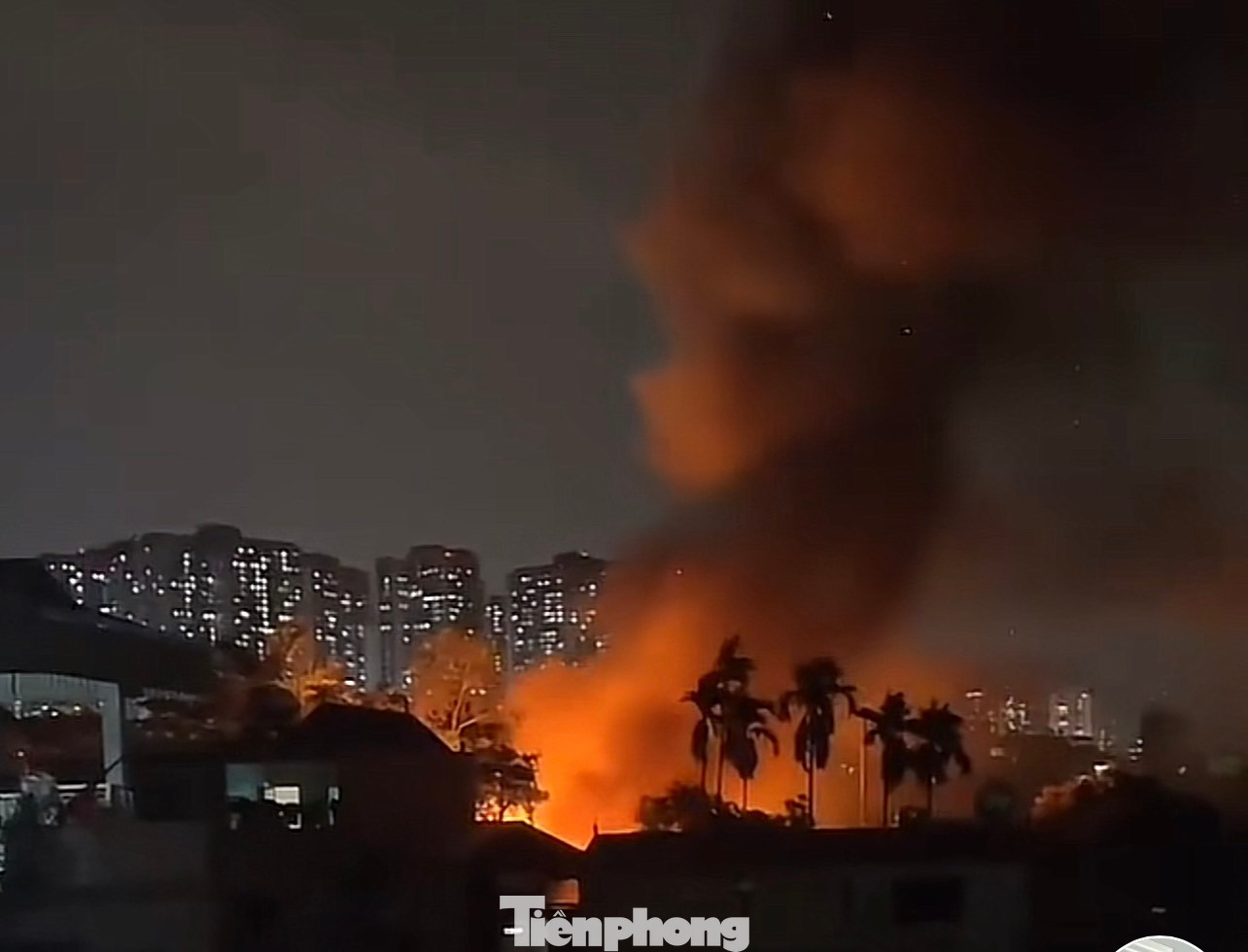Từ xa, người dân nhìn thấy cột khói đen cao hơn chục mét bốc lên từ cửa hàng kèm những tiếng nổ lớn.