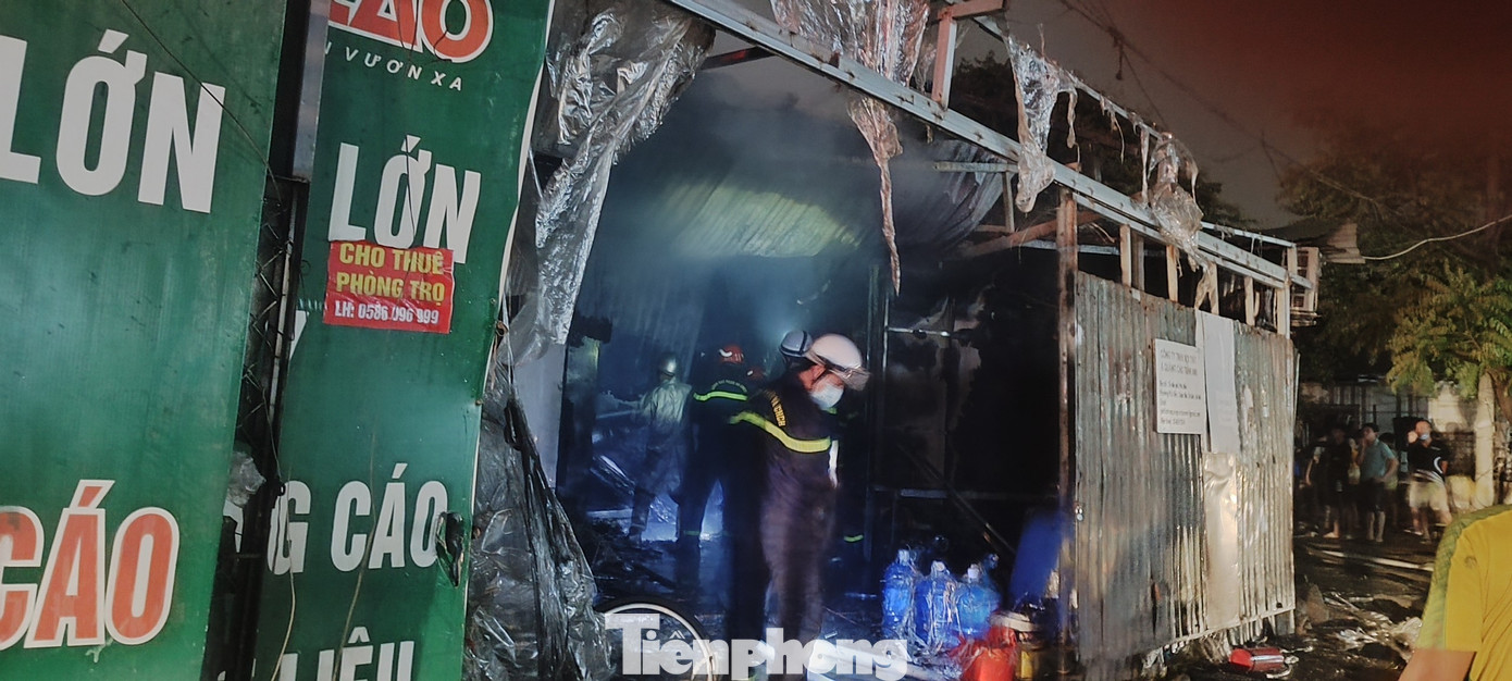 Tuy nhiên, toàn bộ phần mặt ngoài bằng tôn của cửa hàng đã biến dạng do sức nóng của ngọn lửa.