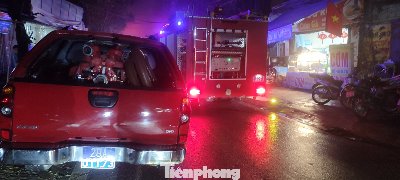 Hiện, lực lượng chức năng vẫn đang tiến hành công tác kiểm tra, xác minh nguyên nhân vụ hỏa hoạn.