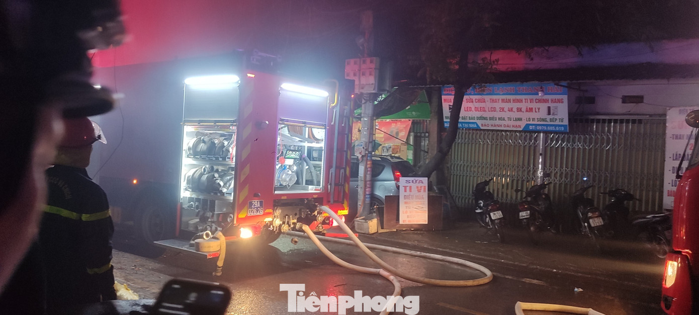 Ngay sau đó, hai xe cứu hỏa đã được điều động đến để cứu hộ, cứu nạn và dập lửa.