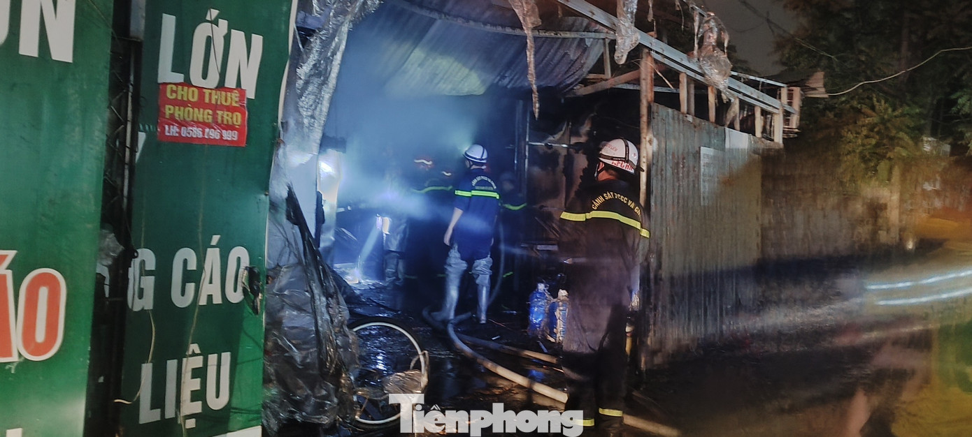 Trao đổi với Tiền Phong, anh Hạnh Tâm (nhân chứng vụ hỏa hoạn) cho biết, sau gần 20 phút, đám cháy đã cơ bản được khống chế và không có thiệt hại về người.
