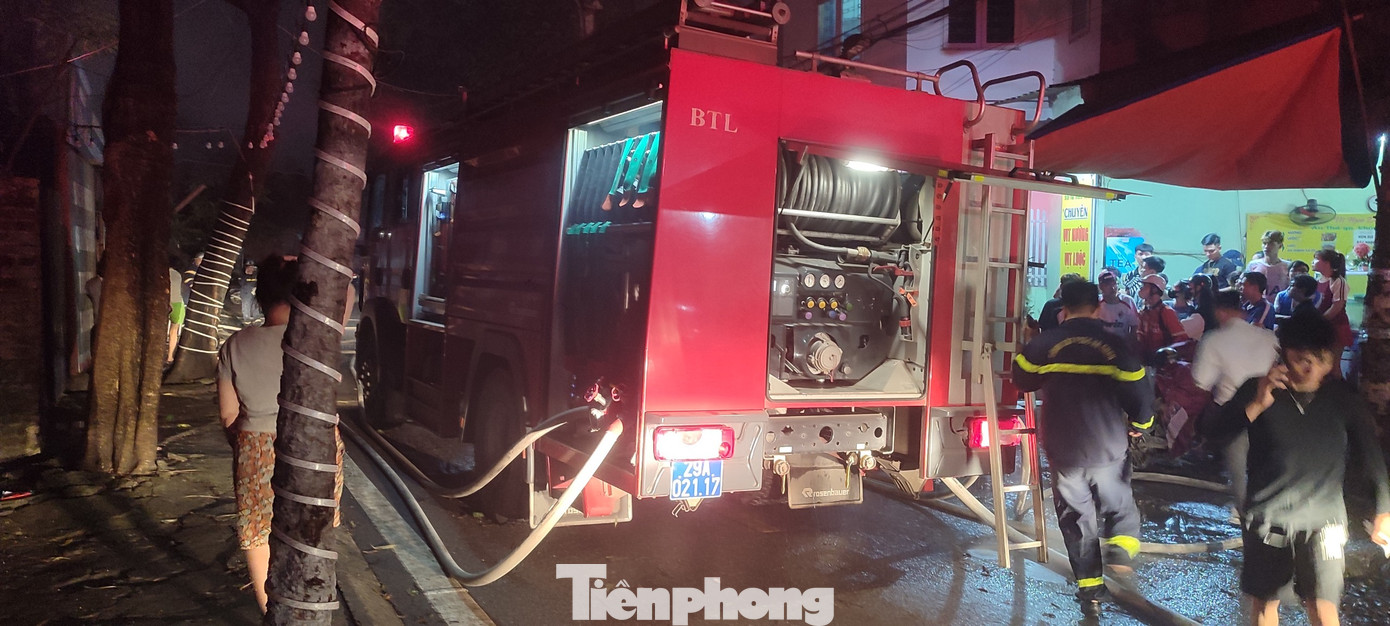 Ngay sau đó, hai xe cứu hỏa đã được điều động đến để cứu hộ, cứu nạn và dập lửa.