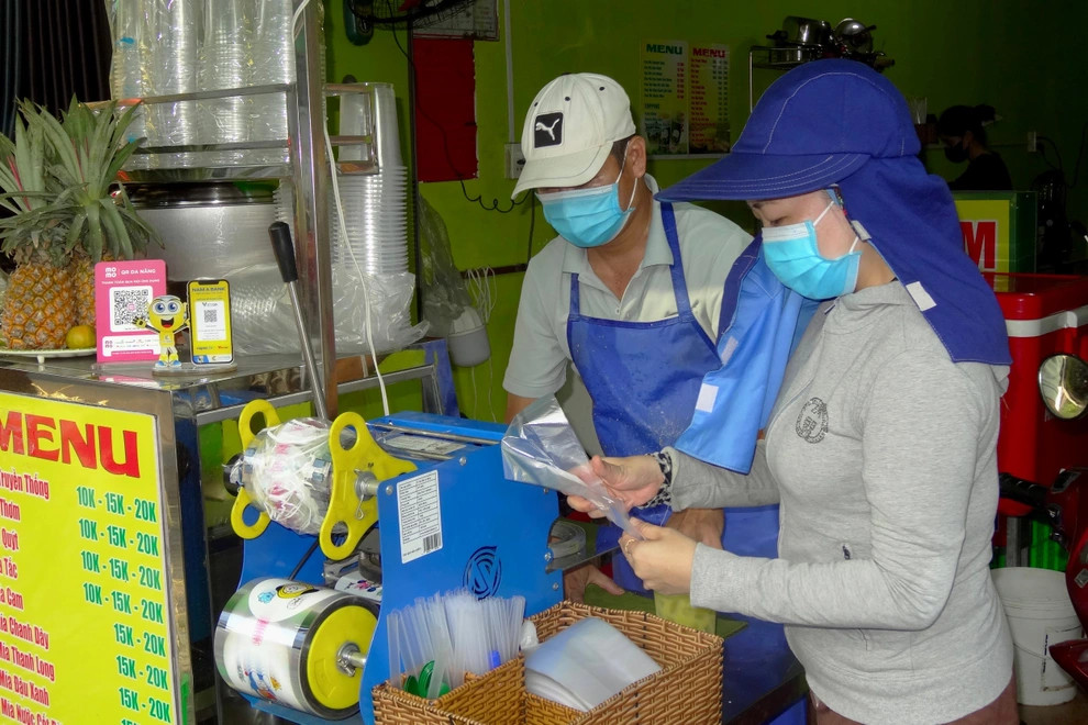 Vợ chồng anh chị Hiền mỗi người một công đoạn, tất bật chuẩn bị nước cho khách (Ảnh: Trọng Khang).