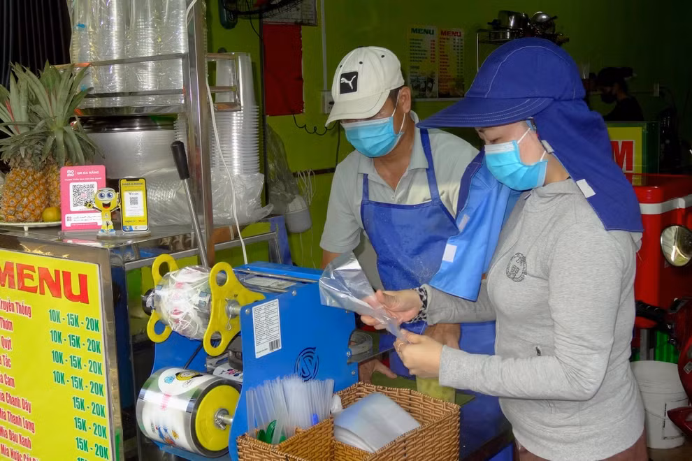 Vợ chồng anh chị Hiền mỗi người một công đoạn, tất bật chuẩn bị nước cho khách (Ảnh: Trọng Khang).