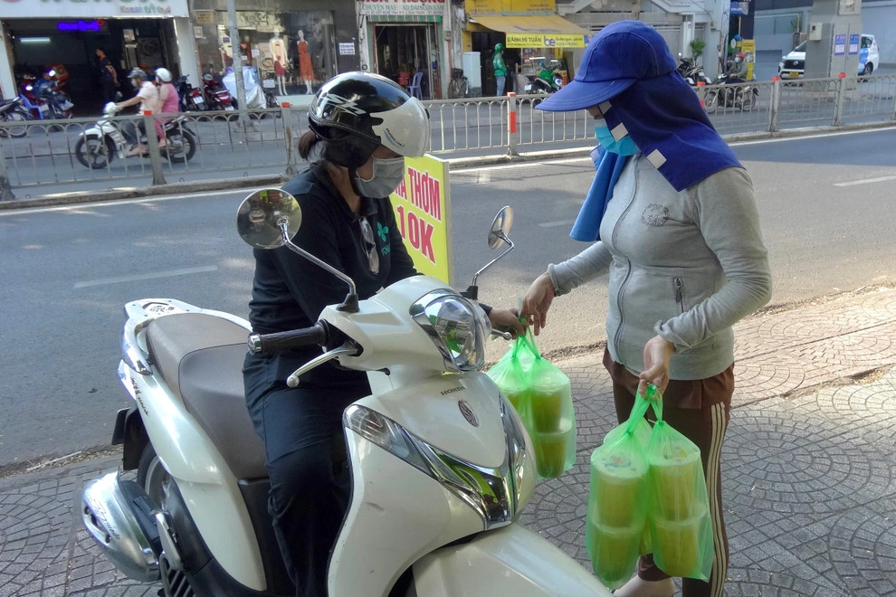 Nhiều khách hàng cho biết, vào mùa nắng nóng, cả nhà thích uống nước mía nên mỗi lần mua đều 7-9 ly (Ảnh: Trọng Khang).