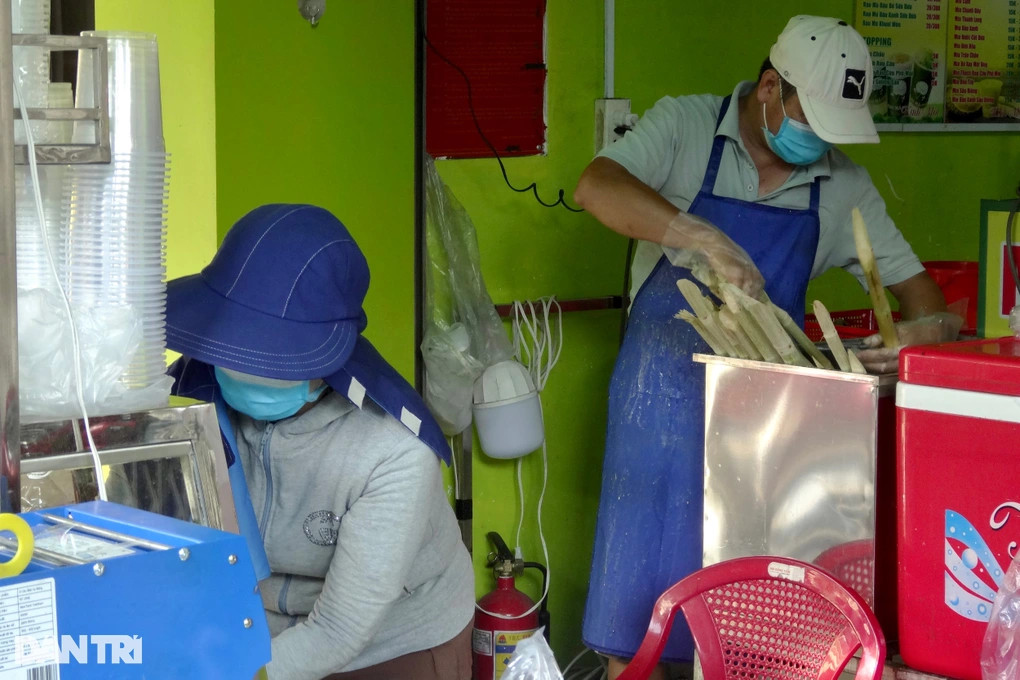 Khởi nghiệp với hai bàn tay trắng, hai vợ chồng chị Hiền cố gắng động viên nhau vươn lên (Ảnh: Trọng Khang).