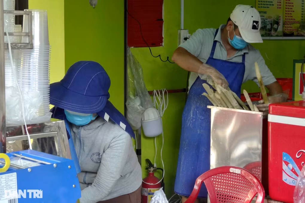 Khởi nghiệp với hai bàn tay trắng, hai vợ chồng chị Hiền cố gắng động viên nhau vươn lên (Ảnh: Trọng Khang).