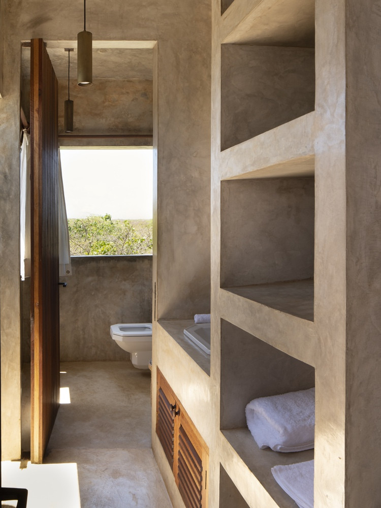 Trần và sàn là bê tông đúc tại chỗ.