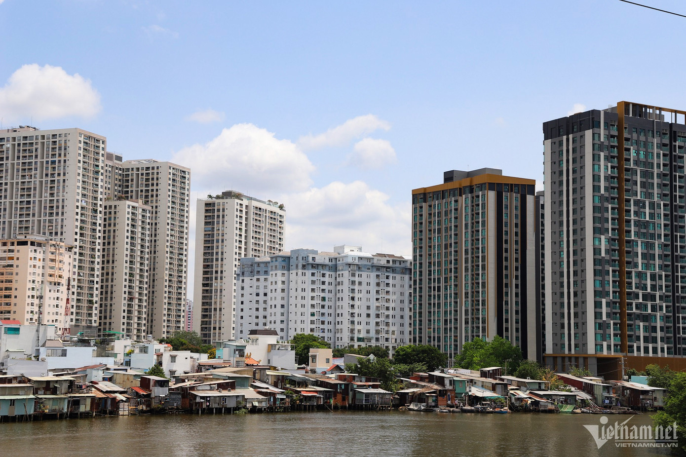 Ở quận 4 (TP.HCM), dọc kênh Tẻ cũng tồn tại nhiều dãy nhà 'ổ chuột' lấn chiếm kênh.