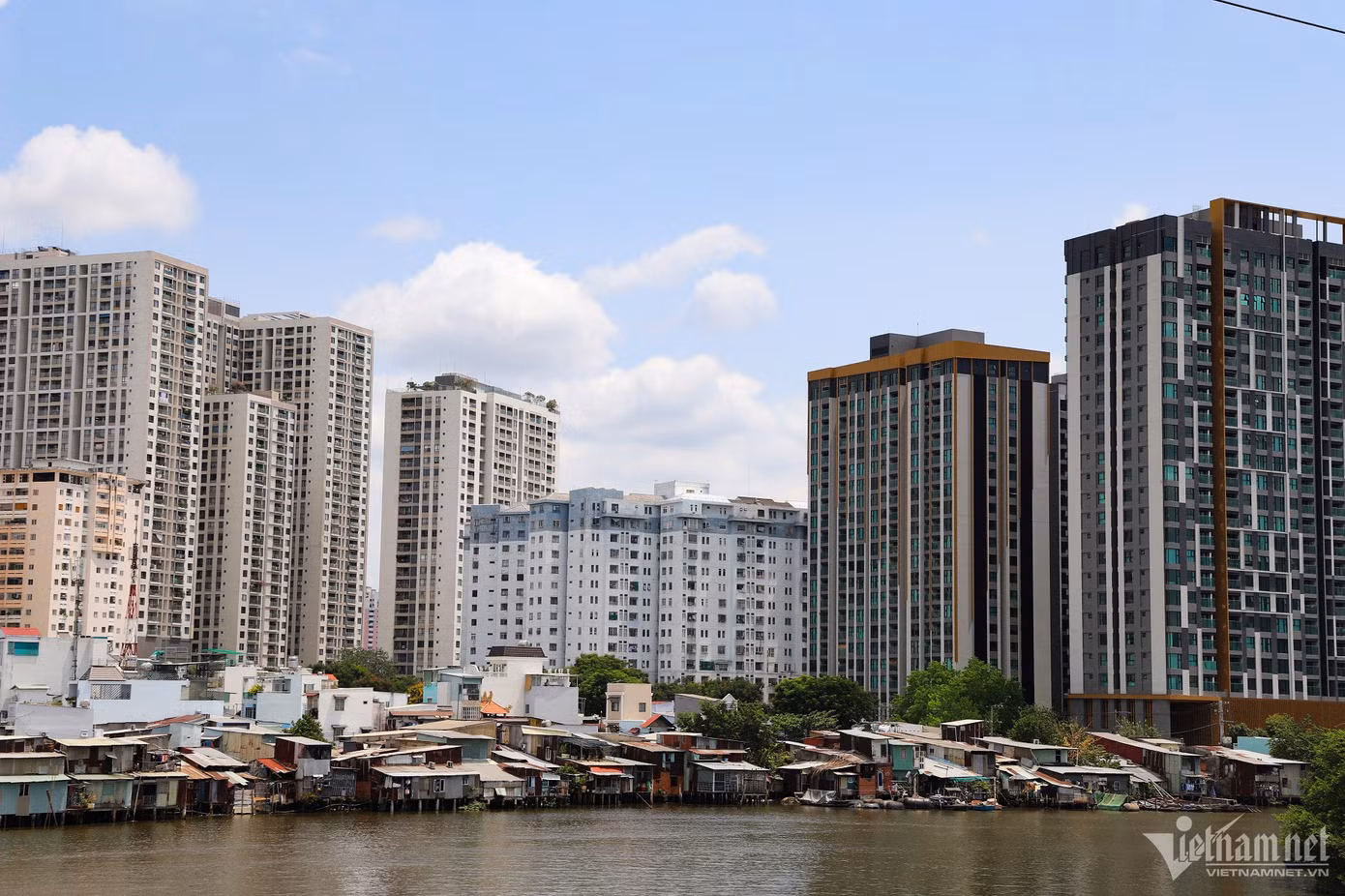 Ở quận 4 (TP.HCM), dọc kênh Tẻ cũng tồn tại nhiều dãy nhà 'ổ chuột' lấn chiếm kênh.