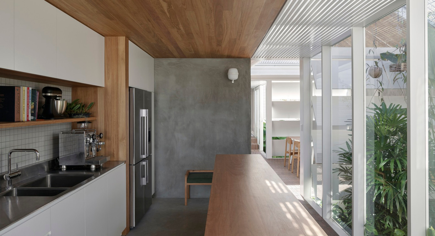 Các bức tường xây thô được hoàn thiện bên trong để bảo vệ các phòng khỏi ánh nắng sáng sớm và chiều muộn. Các bức tường xây thô được hoàn thiện bên trong để bảo vệ các phòng khỏi ánh nắng sáng sớm và chiều muộn.