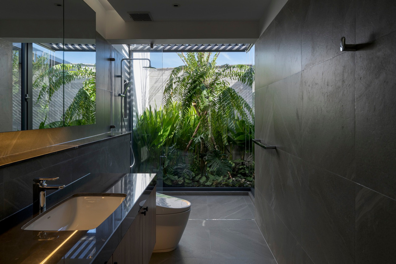 Ngôi nhà được gia chủ ví như một khu nghỉ dưỡng tại gia, là nơi "chữa lành" cho tâm hồn khi mọi không gian được bao quanh bởi cây xanh, đảm bảo sự riêng tư và yên tĩnh. Ngôi nhà được gia chủ ví như một khu nghỉ dưỡng tại gia, là nơi "chữa lành" cho tâm hồn khi mọi không gian được bao quanh bởi cây xanh, đảm bảo sự riêng tư và yên tĩnh.