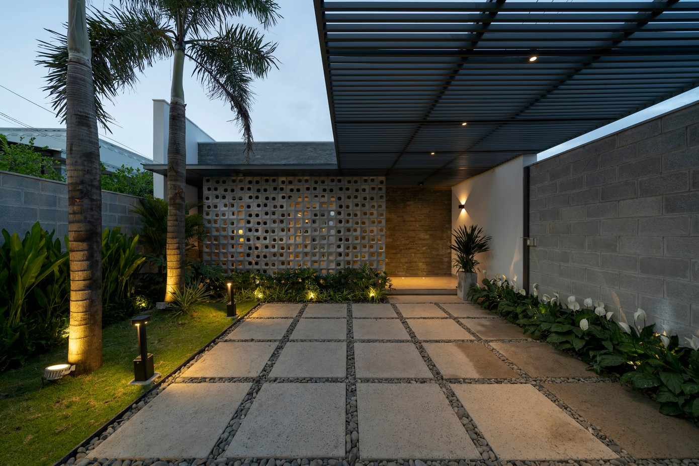 Sân giữa và sân sau của ngôi nhà được kết nối với nhau, không bị gián đoạn, tạo điều kiện thông thoáng và tạo cảm giác sân vườn dường như bao trùm toàn bộ khối ngủ. Sân giữa và sân sau của ngôi nhà được kết nối với nhau, không bị gián đoạn, tạo điều kiện thông thoáng và tạo cảm giác sân vườn dường như bao trùm toàn bộ khối ngủ.