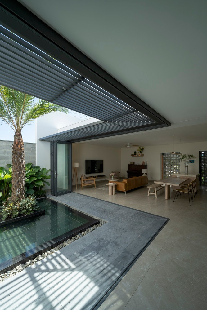 KTS tạo ra 3 sân ở phía trước, giữa và sau của ngôi nhà. Sân trước dành cho sân vườn và bãi đậu xe; sân giữa phân chia khu sinh hoạt chung và khu ngủ nghỉ; sân sau là không gian sân vườn và là nơi để gia chủ tập yoga. KTS tạo ra 3 sân ở phía trước, giữa và sau của ngôi nhà. Sân trước dành cho sân vườn và bãi đậu xe; sân giữa phân chia khu sinh hoạt chung và khu ngủ nghỉ; sân sau là không gian sân vườn và là nơi để gia chủ tập yoga.