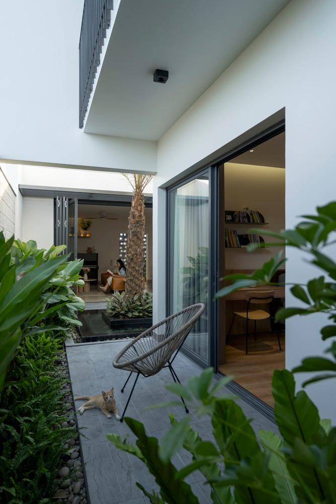 KTS tạo ra 3 sân ở phía trước, giữa và sau của ngôi nhà. Sân trước dành cho sân vườn và bãi đậu xe; sân giữa phân chia khu sinh hoạt chung và khu ngủ nghỉ; sân sau là không gian sân vườn và là nơi để gia chủ tập yoga. KTS tạo ra 3 sân ở phía trước, giữa và sau của ngôi nhà. Sân trước dành cho sân vườn và bãi đậu xe; sân giữa phân chia khu sinh hoạt chung và khu ngủ nghỉ; sân sau là không gian sân vườn và là nơi để gia chủ tập yoga.